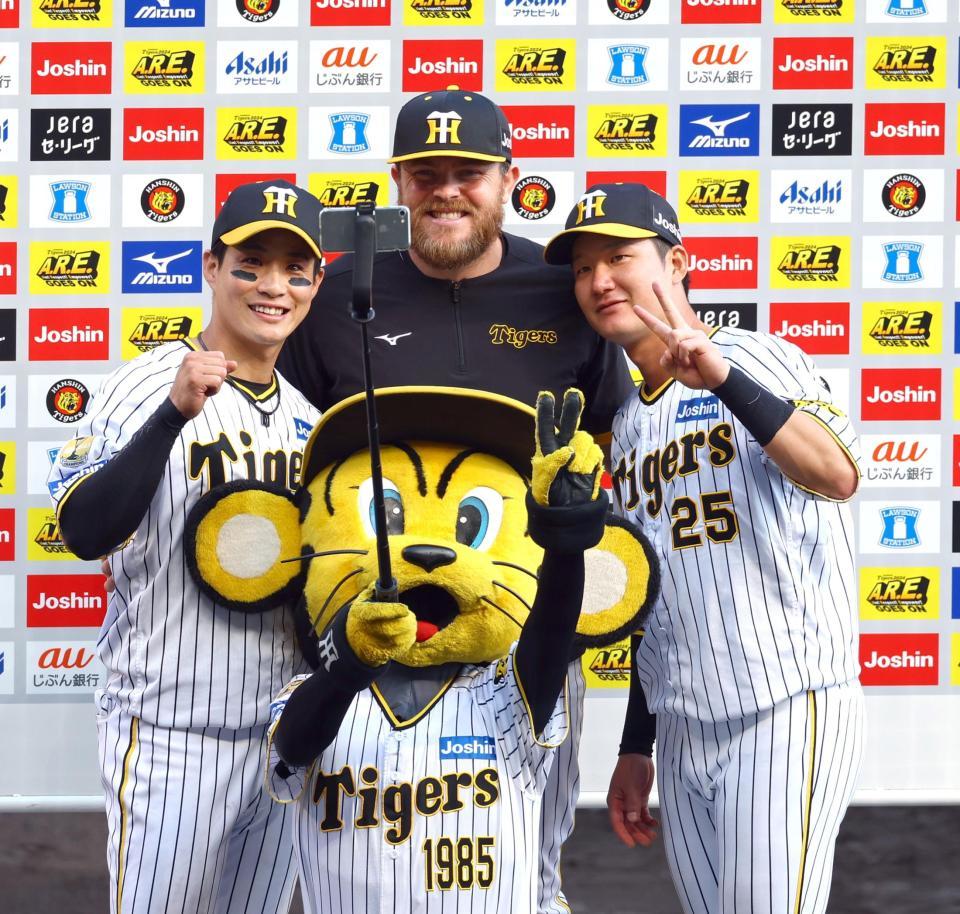 　トラッキーと写真に納まる（左から）木浪、ビーズリー、渡辺（撮影・山口登）