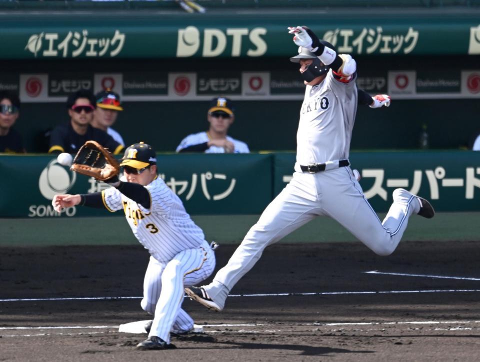 　６回、中野の好守とリクエストでアウトになる坂本（撮影・飯室逸平）