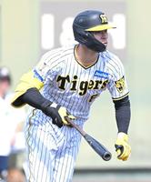 　８回、安打を放つ佐藤輝＝２５日