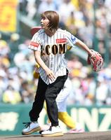 　始球式を務める吉田沙保里氏（撮影・石井剣太郎）