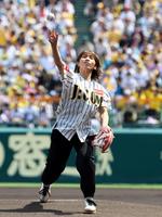 　始球式を務める吉田沙保里（撮影・山口登）