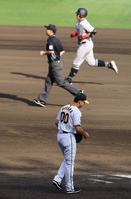 　９回、ゲラは岡本和に同点ソロを許す（撮影・山口登）