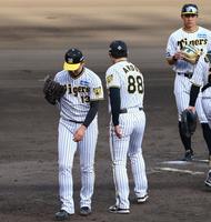 　１０回、勝ち越しを許し降板する岩崎（撮影・山口登）