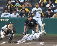 　１０回、巨人に勝ち越しを許す岩崎（右奥）＝撮影・飯室逸平