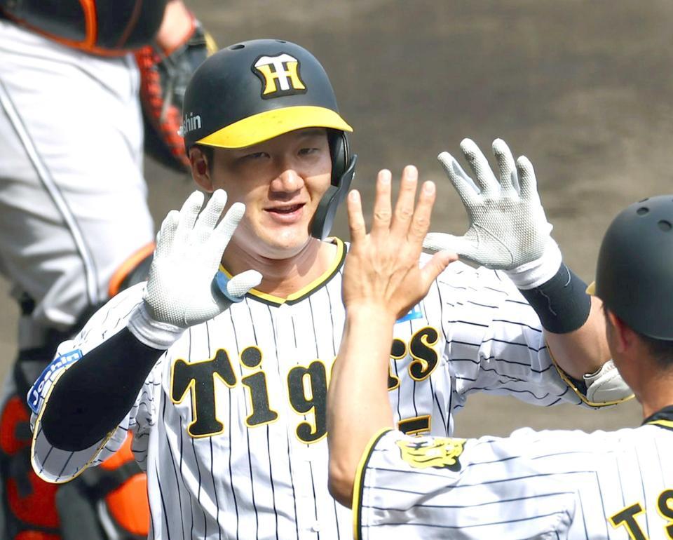 　４回、ソロを放ち生還する渡辺