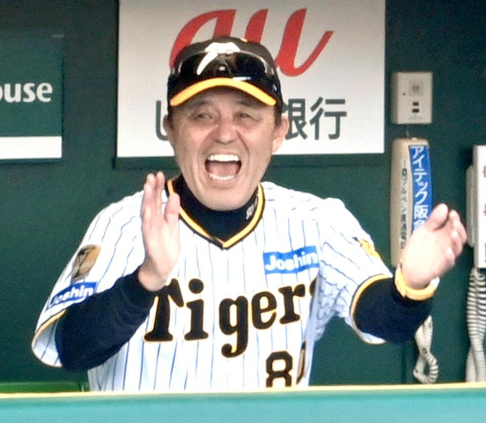 　６回、リクエストで判定が覆り、ベンチで大喜びの岡田監督