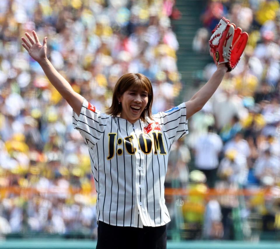 　始球式を終え、笑顔を見せる吉田沙保里（撮影・山口登）