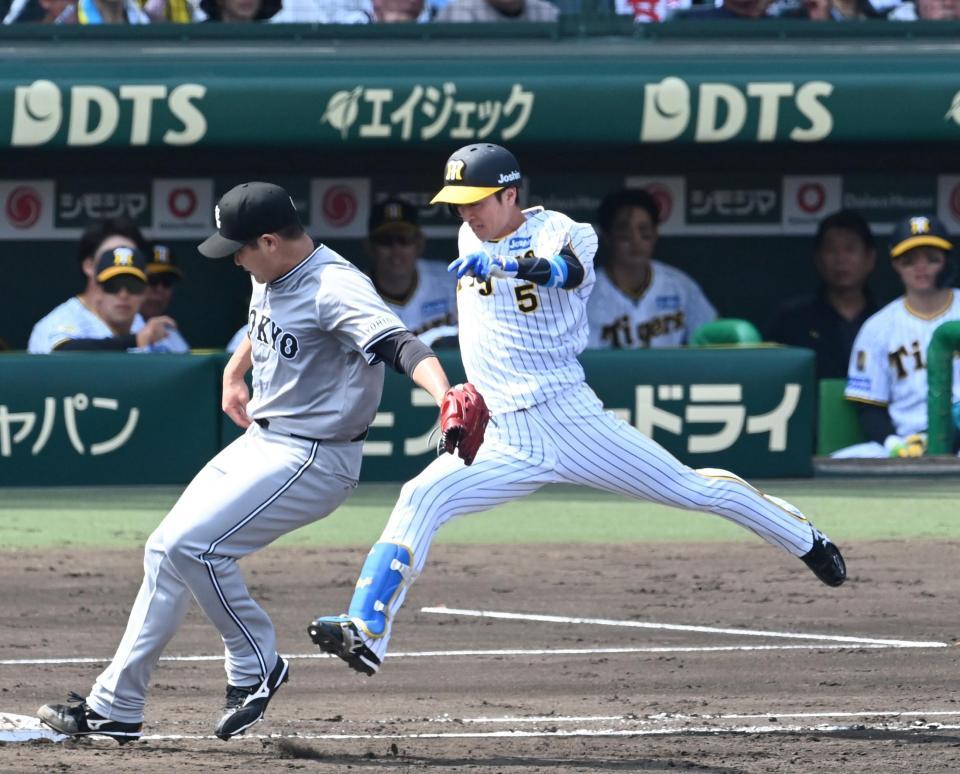 　３回、菅野（左）の前に内野ゴロに倒れる近本（撮影・飯室逸平）