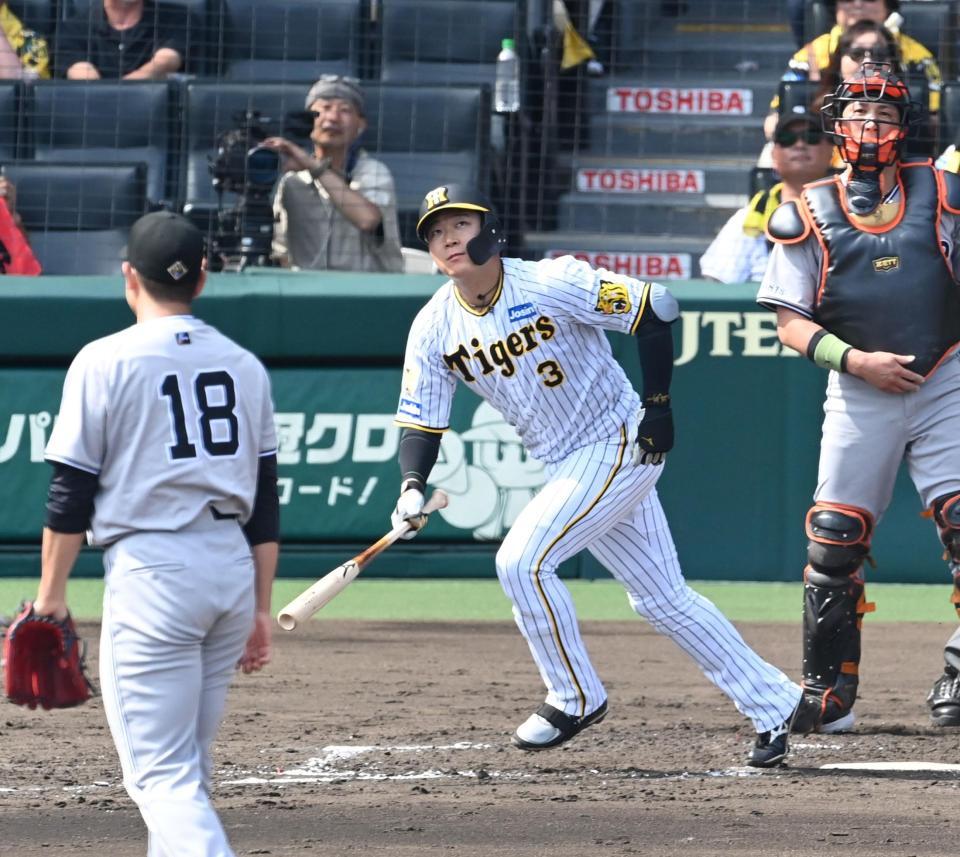 　４回、菅野（１８）の前に中飛に倒れる大山（撮影・飯室逸平）