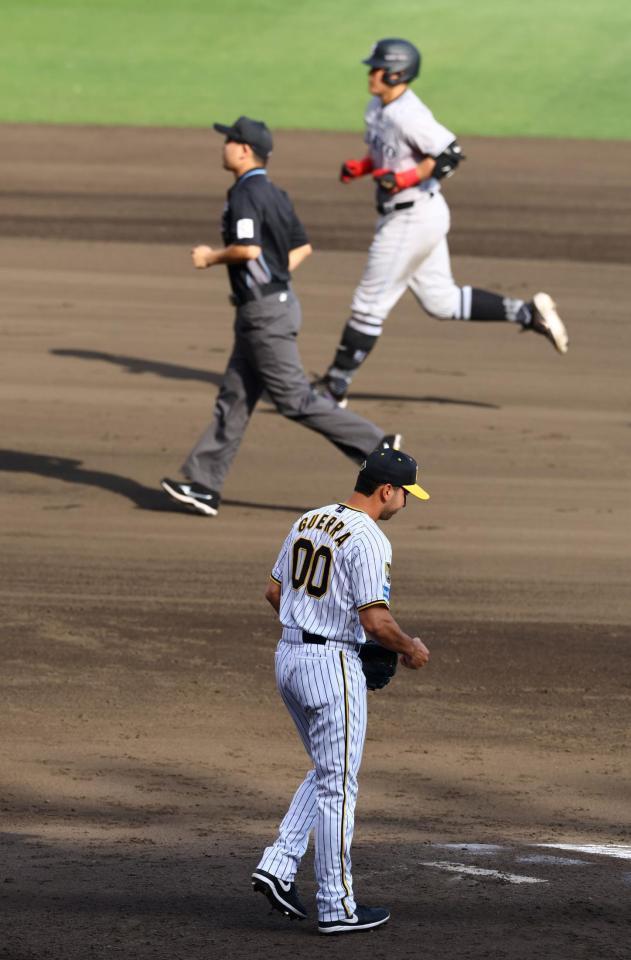 　９回、ゲラは岡本和に同点ソロを許す（撮影・山口登）