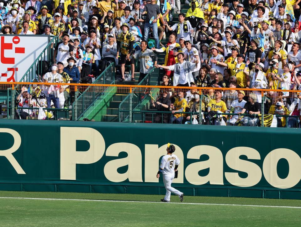 　９回、岡本和の打球を見送る近本（撮影・山口登）