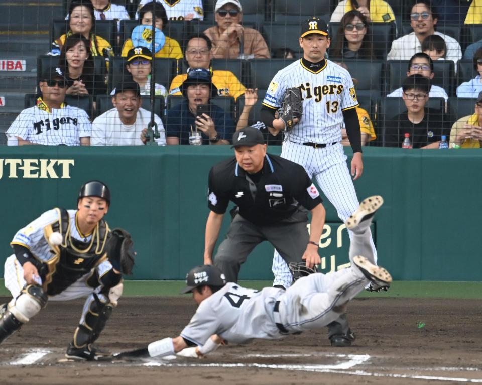 　１０回、巨人に勝ち越しを許す岩崎（右奥）＝撮影・飯室逸平