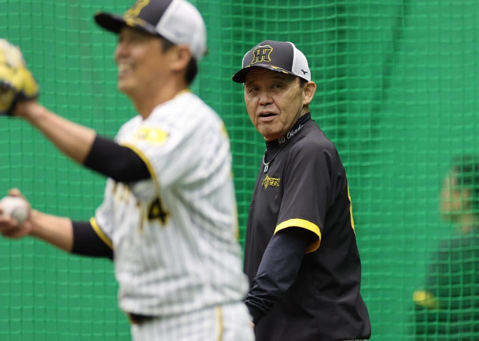 　室内で練習を見る岡田監督（撮影・田中太一）