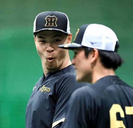 　明るい表情で練習する佐藤輝（撮影・金田祐二）