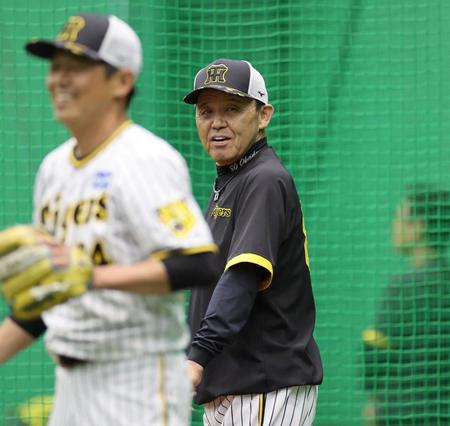 　室内で選手の動きをチェックする岡田監督（撮影・田中太一）