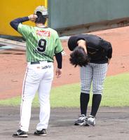 　高山（左）にあいさつする井上