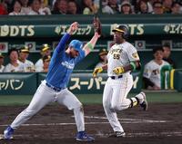 　６回、代打で出場も三ゴロに倒れたミエセス。左は一塁手のマルティネス（撮影・中田匡峻）