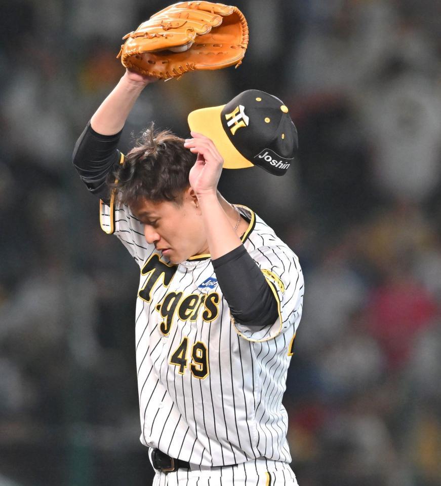 　６回、マウンドで汗を拭う大竹（撮影・北村雅宏）