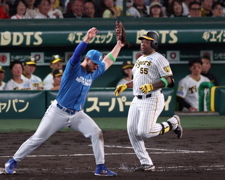 　６回、代打で出場も三ゴロに倒れたミエセス。左は一塁手のマルティネス（撮影・中田匡峻）