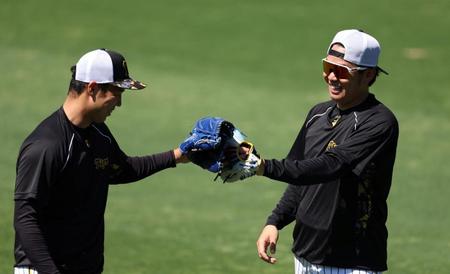 　青柳（左）とキャッチボールを終え、タッチを交わす西勇（撮影・中田匡峻）