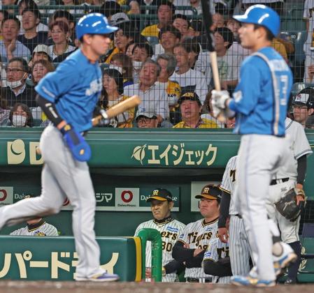 　４回、伏見の犠打を処理も、三塁に悪送球した西勇。二走の松本剛（左）が生還し、ベンチで厳しい表情の岡田監督（中央）＝撮影・中田匡峻