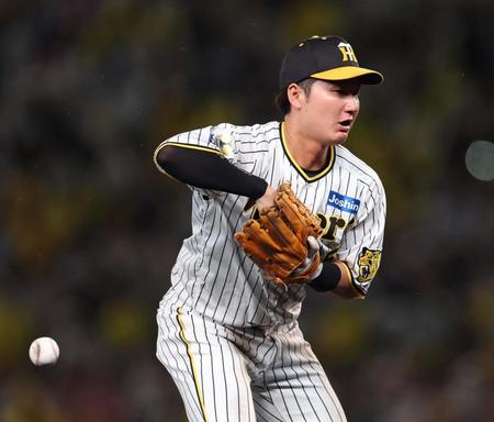 　５回、水野の打球をファンブルする渡辺（撮影・中田匡峻）