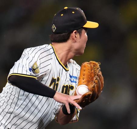 　５回、水野の打球をファンブルする渡辺（撮影・中田匡峻）