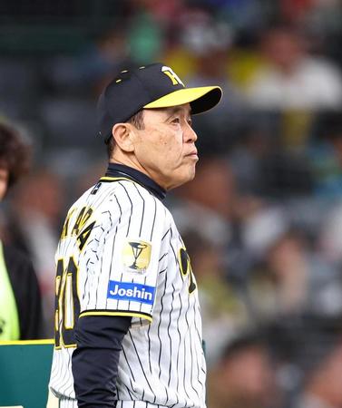 　５回、選手交代を告げに向かう岡田監督（撮影・山口登）