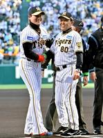 　阪神のユニホーム姿で岡田監督（右）と握手を交わす新庄監督（撮影・立川洋一郎）