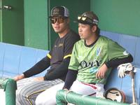 　オイシックス・高山（右）とベンチで話し込む佐藤輝（撮影・金田祐二）