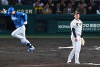 　４回、山崎（左）に先制タイムリーを打たれる西勇（撮影・飯室逸平）