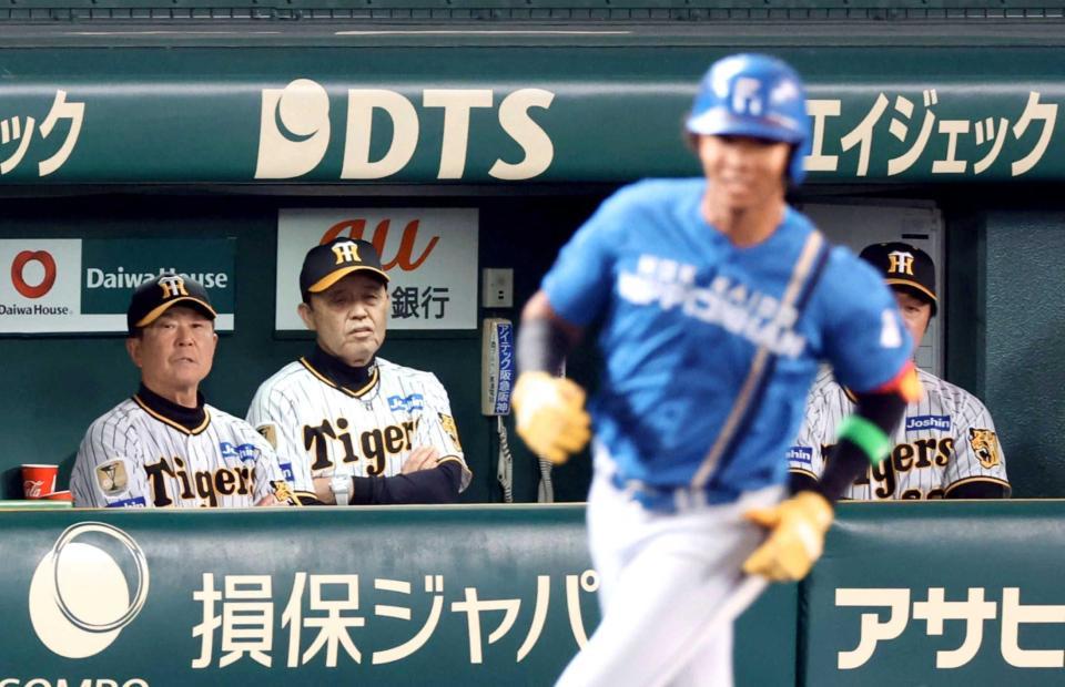 　７回、水谷（手前）に２点適時打を浴び、ベンチで険しい表情の岡田監督（左から２人目）＝撮影・中田匡峻