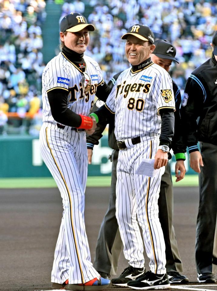 　阪神のユニホーム姿で岡田監督（右）と握手を交わす新庄監督（撮影・立川洋一郎）