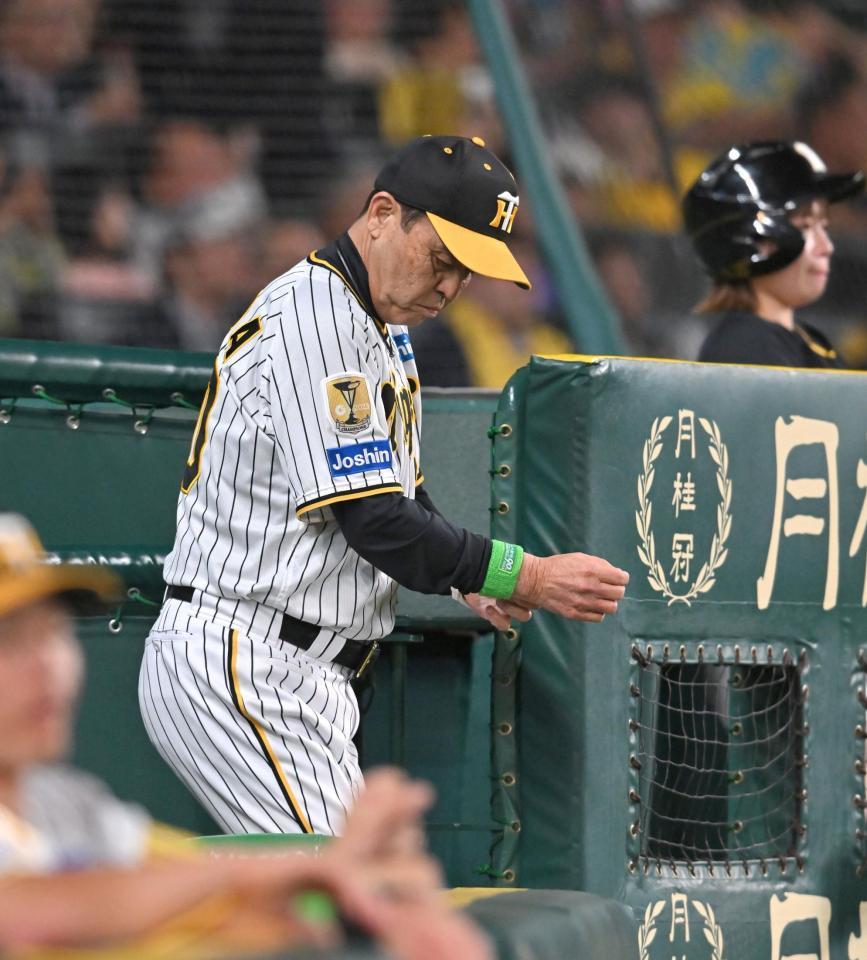 　６回の攻撃を終え、選手交代を告げにベンチを出る岡田監督（撮影・北村雅宏）