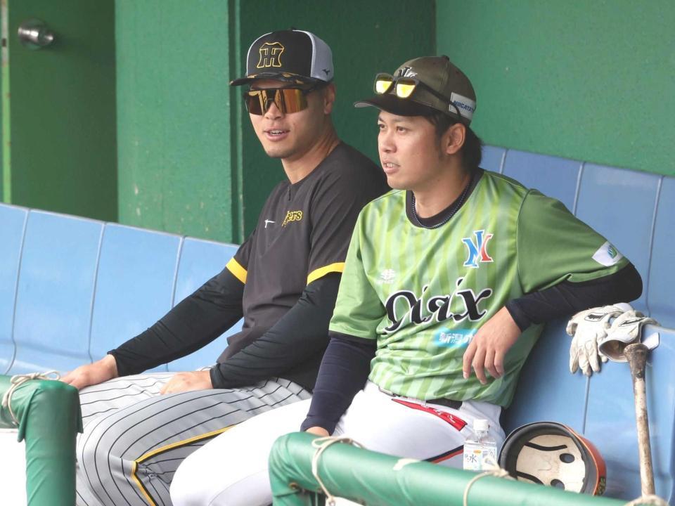 　オイシックス・高山（右）とベンチで話し込む佐藤輝（撮影・金田祐二）