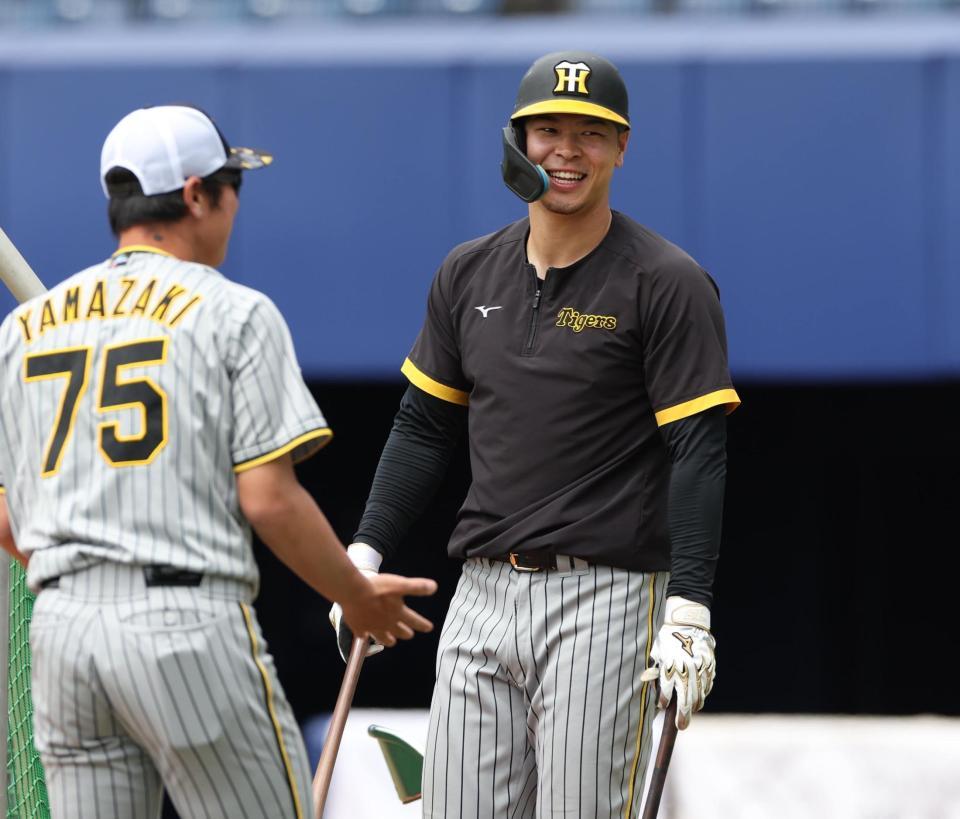 　練習で笑顔の佐藤輝（撮影・金田祐二）