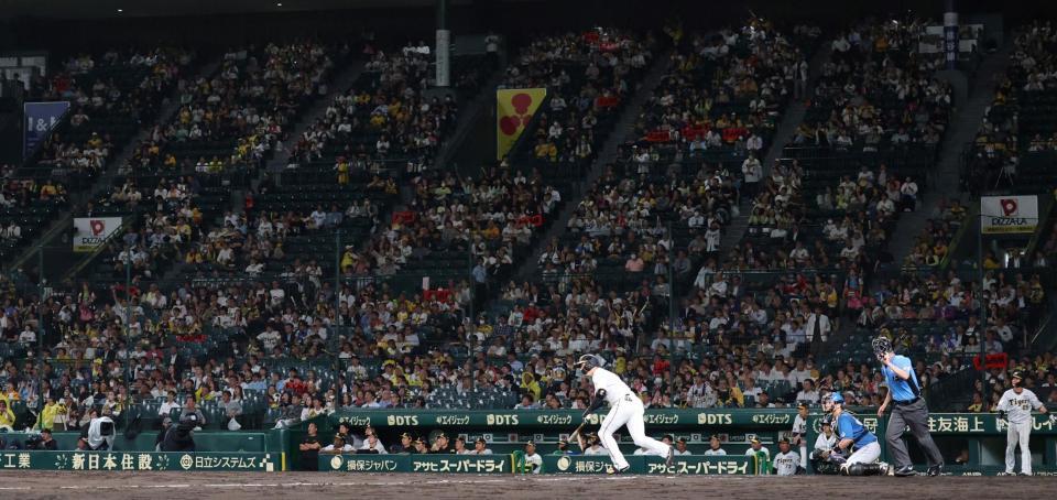 　９回、閑散とするスタンドを前に外野フライに倒れる大山（撮影・中田匡峻）