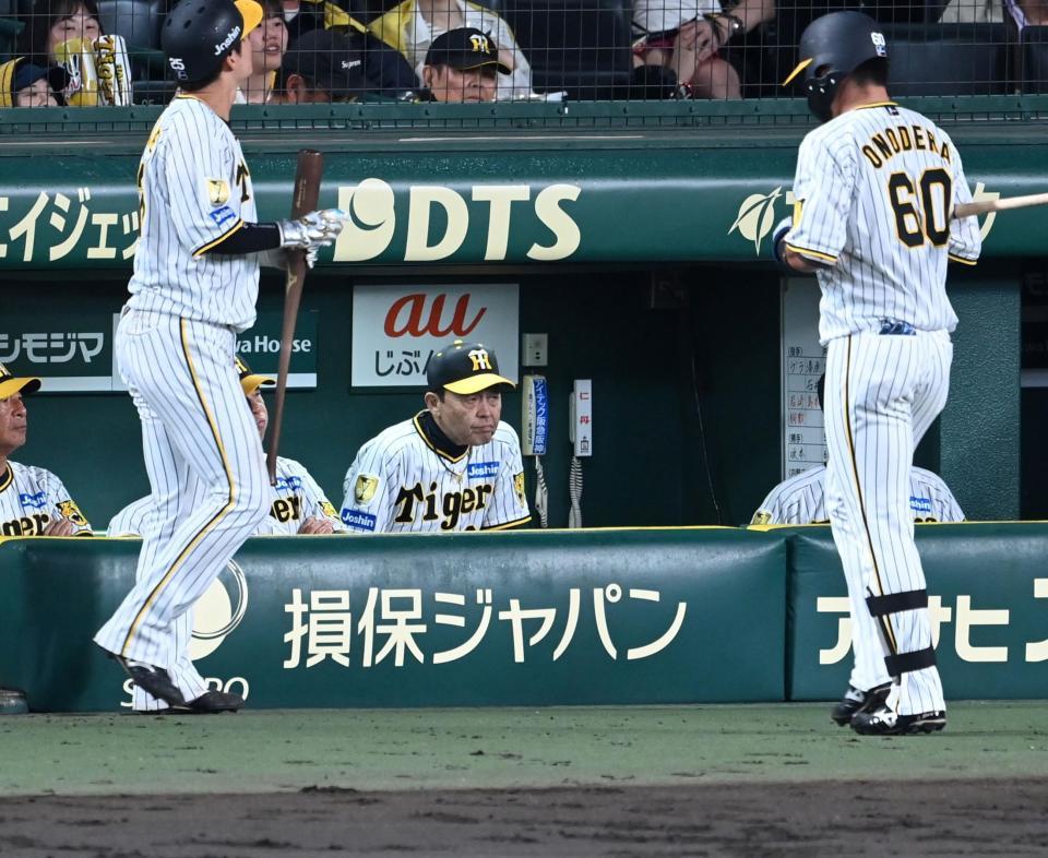 　ベンチで厳しい表情の岡田監督（撮影・飯室逸平）