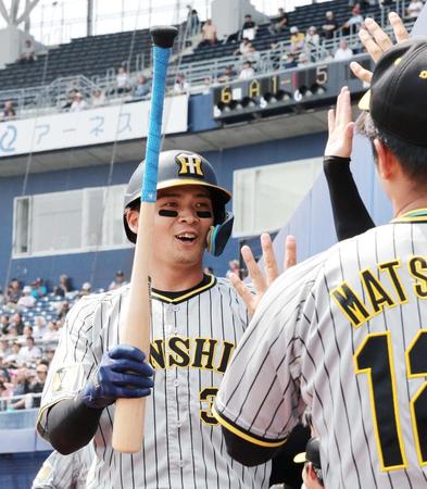 　６回、笑顔でナインに迎えられる井上（撮影・金田祐二）