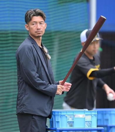 【写真】２日連続の鳥谷氏　前日はイケオジ感満載コーデ　元プロ野球選手とは思えないクシャ感スーツの着こなし