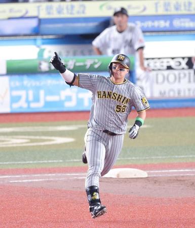 　６回、同点２ランを放ち、指を立てながら二塁へ向かう前川（撮影・西岡正）