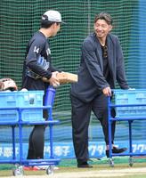 　試合前、小島（左）と談笑する鳥谷敬氏（撮影・伊藤笙子）