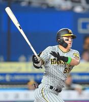 　７回、ライトへ勝ち越し適時打を放つ前川（撮影・伊藤笙子）