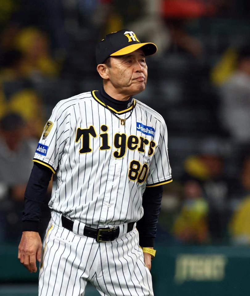 　９回、選手交代を告げる岡田監督（撮影・山口登）
