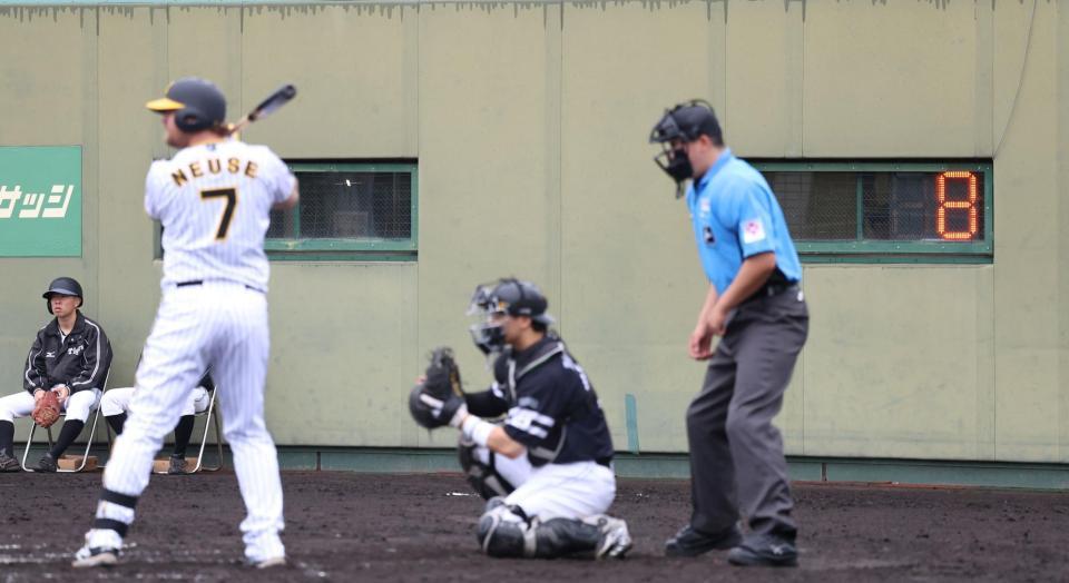 　ファームタイマーが導入される（打者はノイジー）＝撮影・中田匡峻