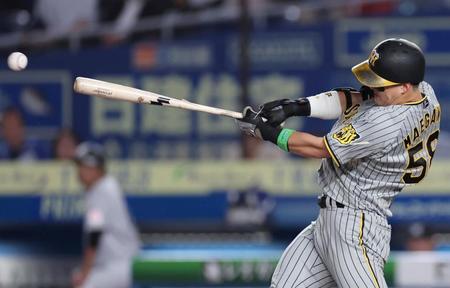 　７回、バットを折りながら勝ち越し適時打を放つ前川（撮影・田中太一）