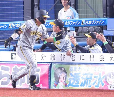 　６回、同点２ランを放ち、岡田監督（右）に迎えられる前川（撮影・西岡正）