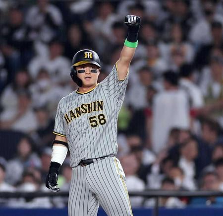 　７回、勝ち越し適時打を放ち、ガッツポーズ（撮影・田中太一）