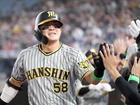 　６回、同点２ランを放った前川は笑顔でタッチを交わす（撮影・田中太一）