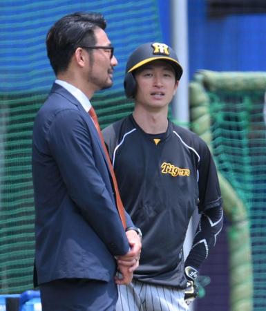 　試合前、狩野恵輔氏（左）と会話を交わす近本（撮影・伊藤笙子）